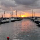 L'immagine di un porto turistico al tramonto rappresenta l'impegno di Sinloc nel settore delle marinas, confermato dalla nostra presennza al Salone Nautico di Genova 2025