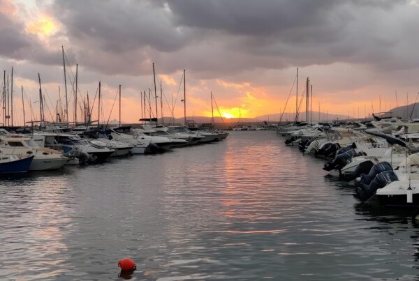 L'immagine di un porto turistico al tramonto rappresenta l'impegno di Sinloc nel settore delle marinas, confermato dalla nostra presennza al Salone Nautico di Genova 2025